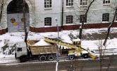 Московские улицы чистят от снега в режиме аврала