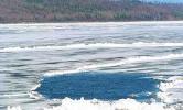 На Новосибирском водохранилище УАЗ провалился под лед