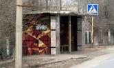 В Тюмени автомобиль врезался в автобусную остановку